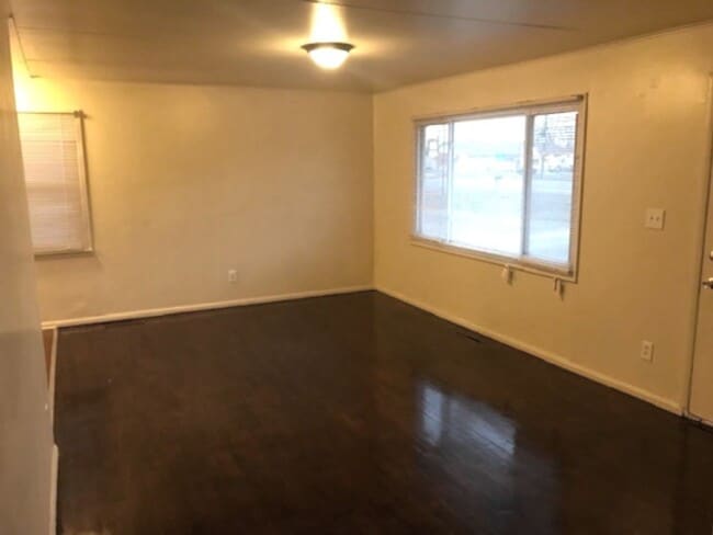 Building Photo - AVAILABLE NOW!! FOR LEASE Beautiful 3-Bedroom House in Grand Blanc
