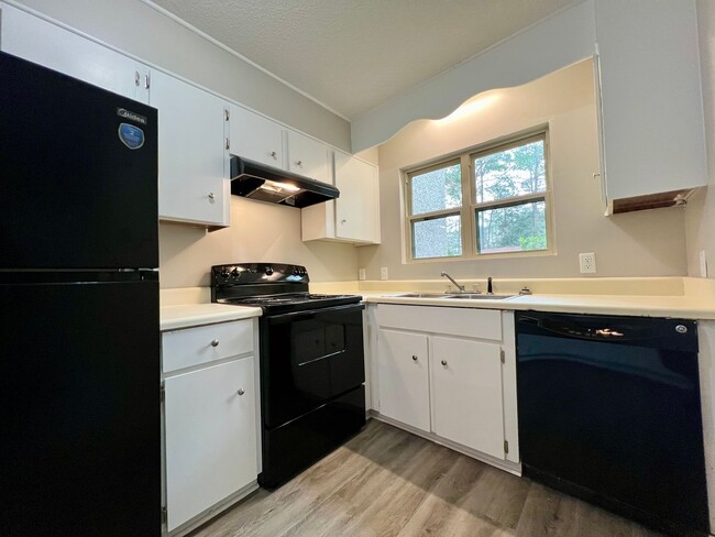 Building Photo - NEWLY REMODELED MOVE-IN READY (NO PETS PER...