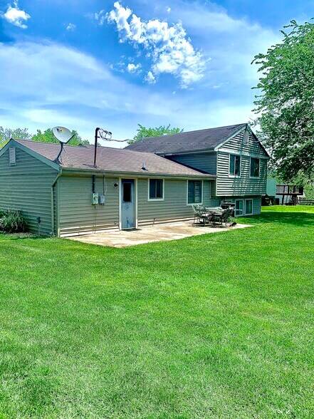 Back yard and patio - 1891 Fernwood Pl