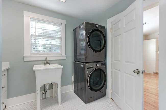 Building Photo - Renovated Three Bedroom, Two Bathroom Sing...
