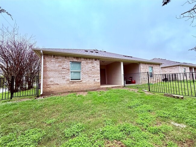 Building Photo - 2301 N Hickory St