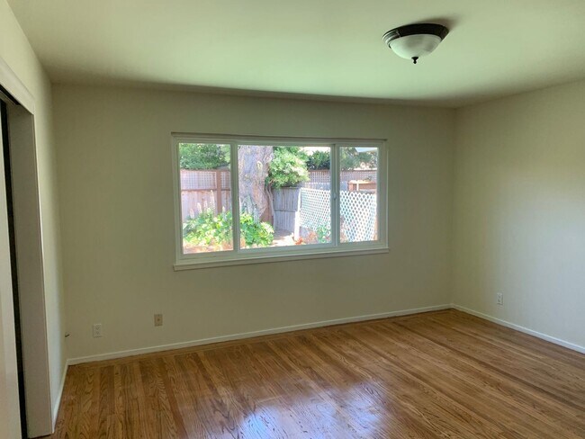 Building Photo - G1 | 139-141 Hobart Avenue