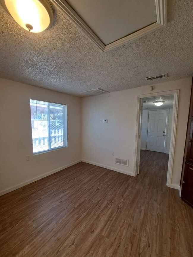 Building Photo - Unique 2 Bedroom 1 Bathroom Home Located I...