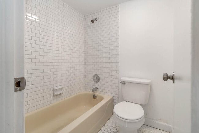 Building Photo - 2820 Tennis Club 204 Dr