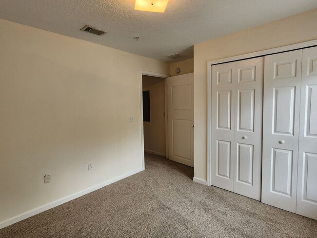 Building Photo - West Side - 3/2 Upstairs Manotak Oaks Condo