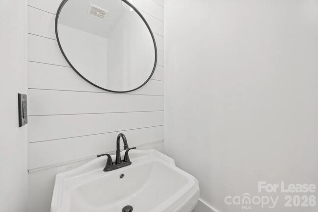 Building Photo - 1820 Hooper Court