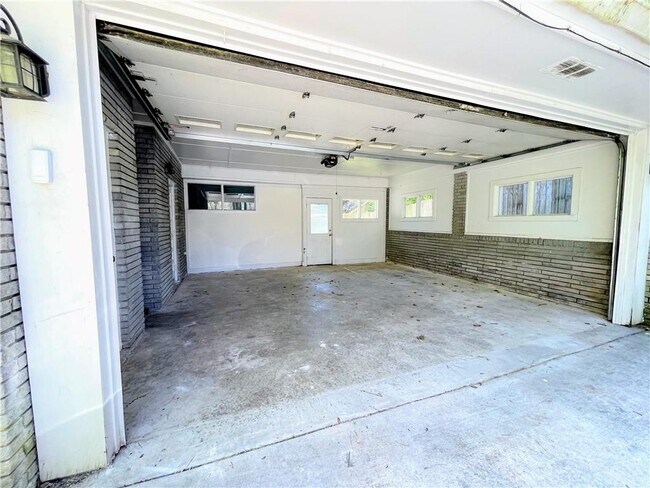 Building Photo - 1973 Desmond Dr