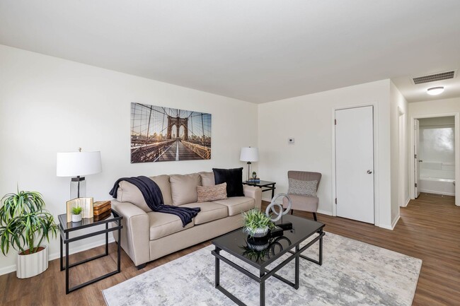 Building Photo - 2121-2123 Fairfax Road