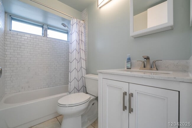 Building Photo - Urban Comfort & Convenience – High-Floor 1 Bed, 1 Bath with Scenic Views