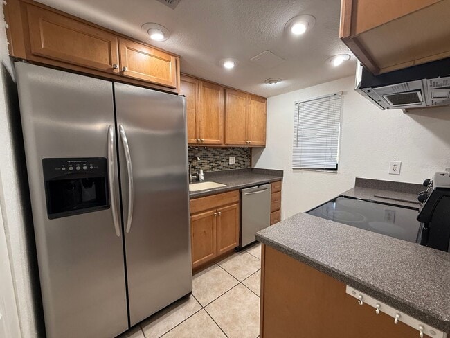 Building Photo - Spacious 2 bedroom 2 bathroom condo in gated community