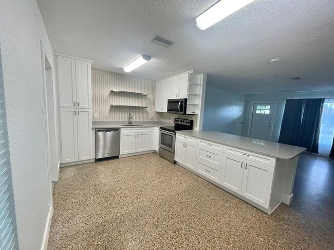 Building Photo - Adorable Apollo Beach Home for Rent   Brin...