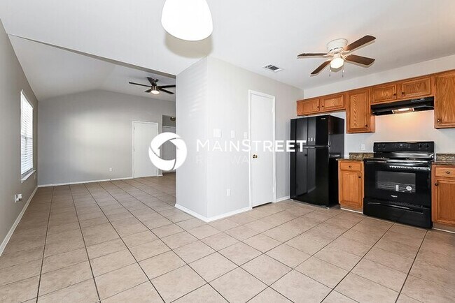 Building Photo - 3 Bedroom Pet-Friendly Home in Dallas, TX with Main Street Renewal