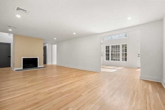 Building Photo - 576 Grove St