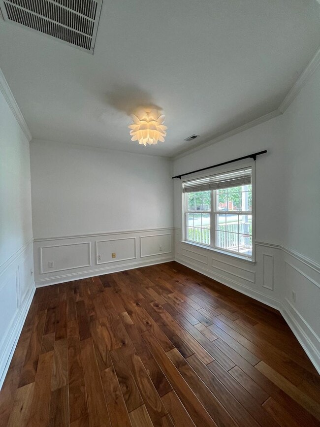 Building Photo - Stunning 3 Bed 3 Bath Home