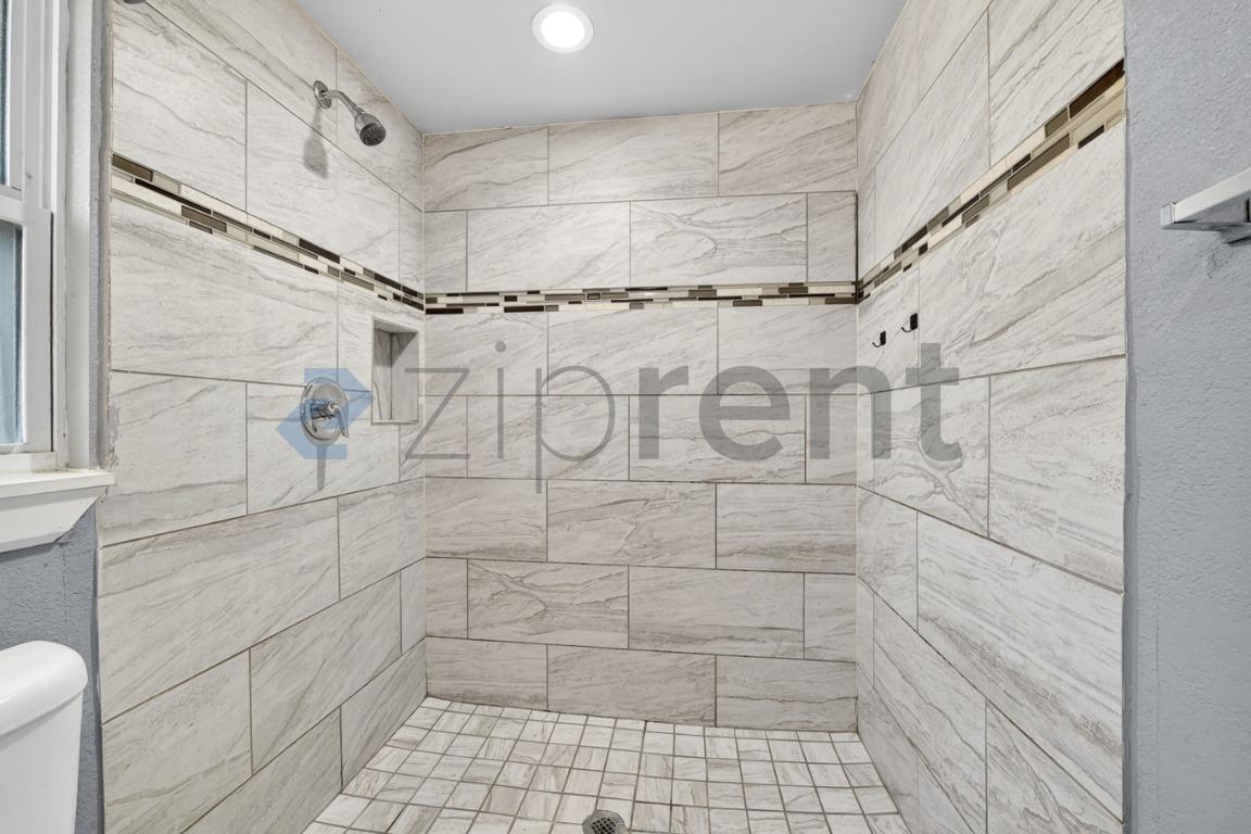 Building Photo - 2332 Grandview Dr