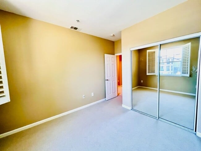 Building Photo - Beautiful 3BD/3BA, Two-Story Corner Unit C...
