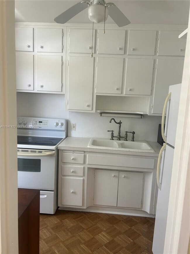 Building Photo - 2400 NE 9th St