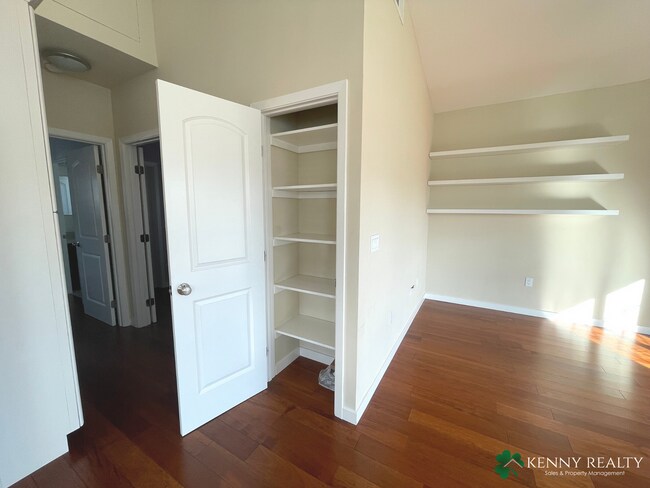 Building Photo - Charming 2BD/1BA Upper-Unit in Broadmoor Village – Daly City