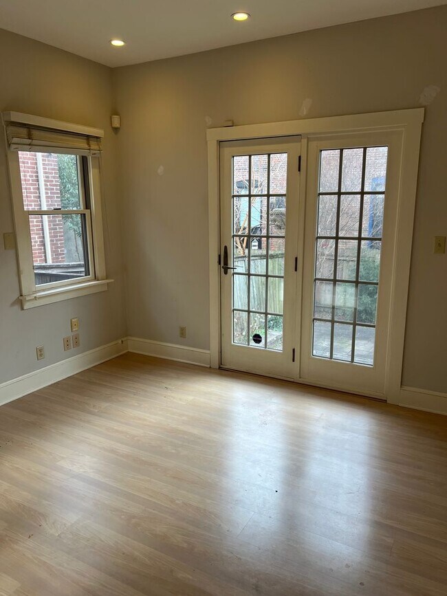 Building Photo - 506 W Chestnut St