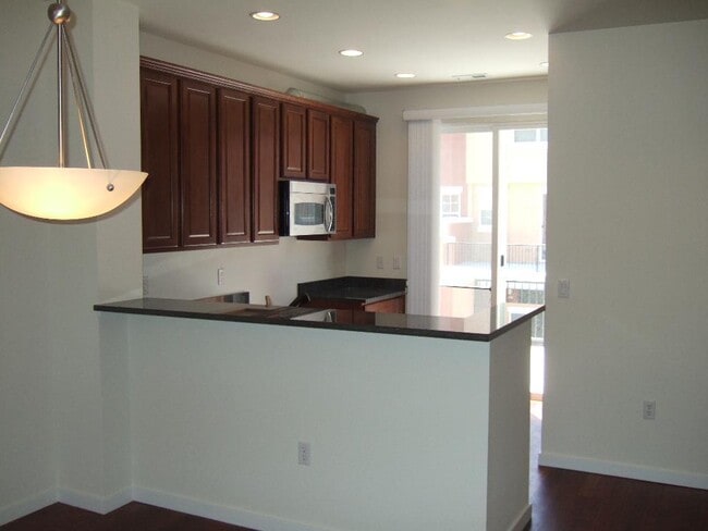 Building Photo - Rare Townhome in Park Hill with 2BR/2.5