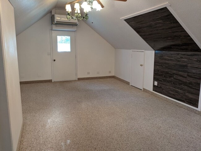 Building Photo - 3 Bedroom 2 Bath Orchards House