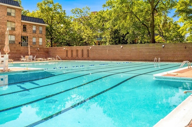 Building Photo - Water, Gas, Electric Utilities included in rent! Available Now! 1 Bed / 1 Bath Condo in the heart...