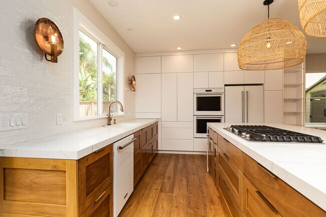 Building Photo - Beautiful Oceanside Cul-De-Sac Home!