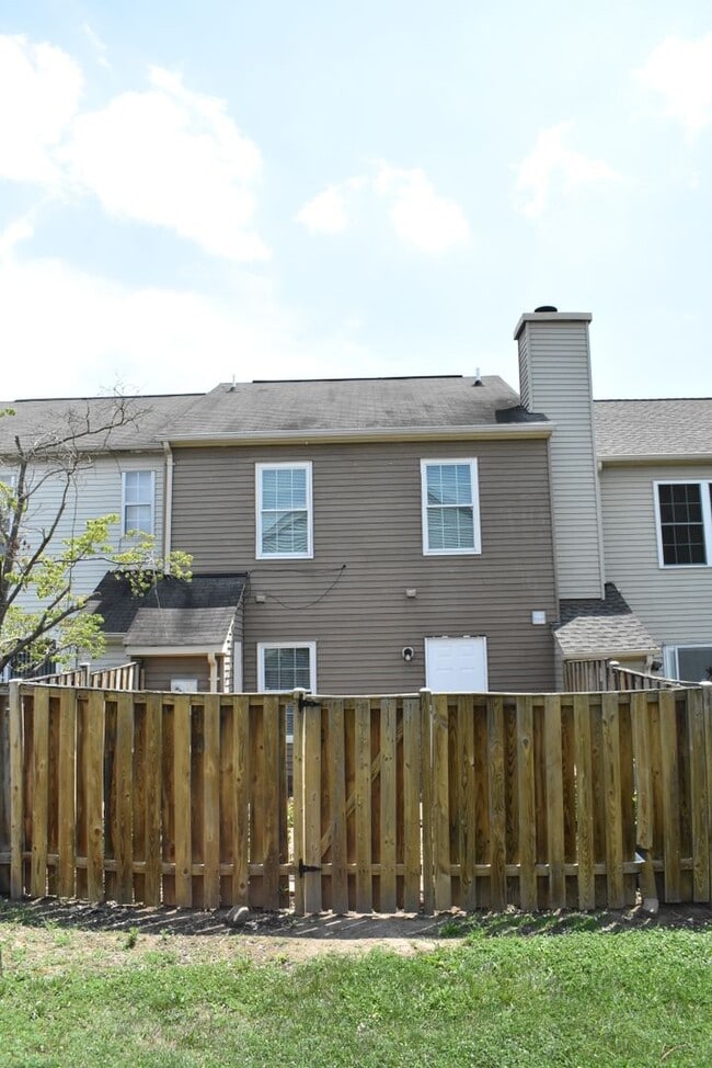 Building Photo - A Great Fairview Commons Townhome!