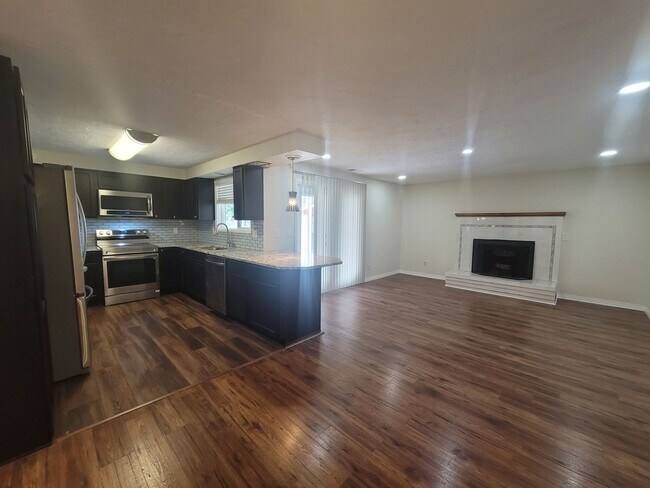 Building Photo - Charming 3 bedroom 2 bath.