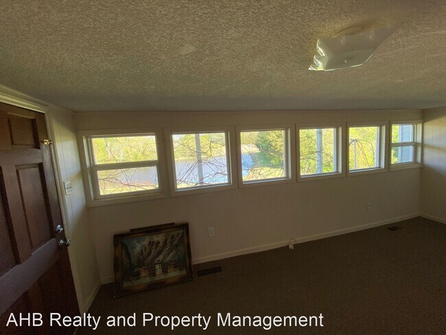 Building Photo - 3 br, 1.5 bath House - 407 Roma Rd.