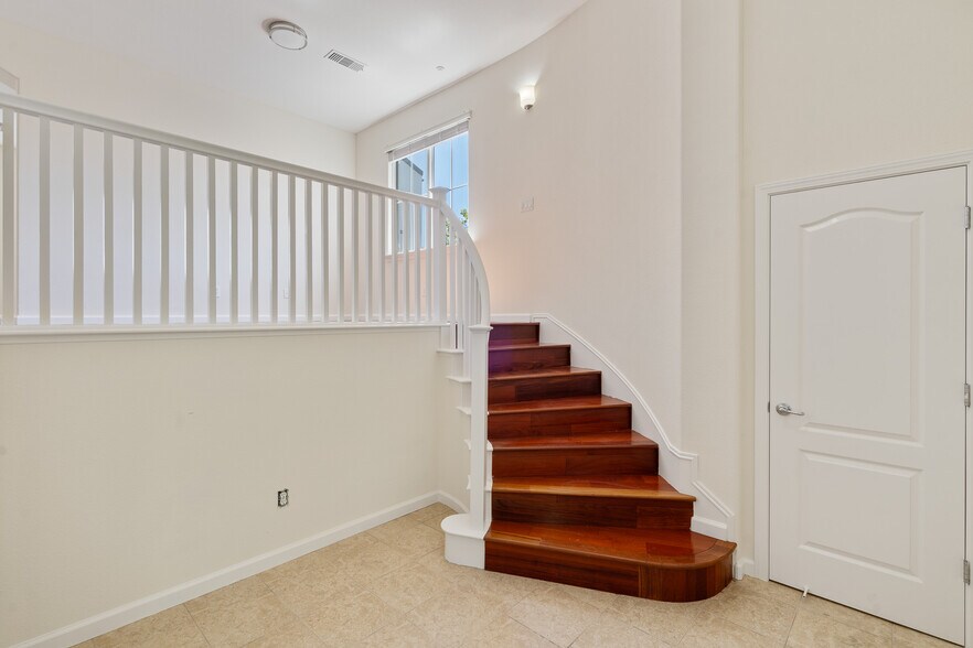 Building Photo - 7981 Bellina St