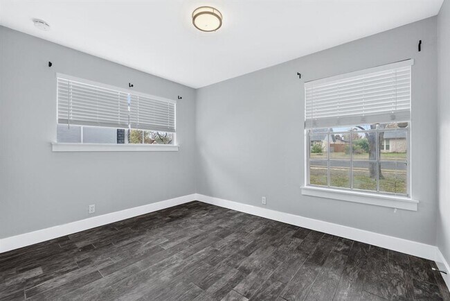 Building Photo - 3910 Hillside Dr