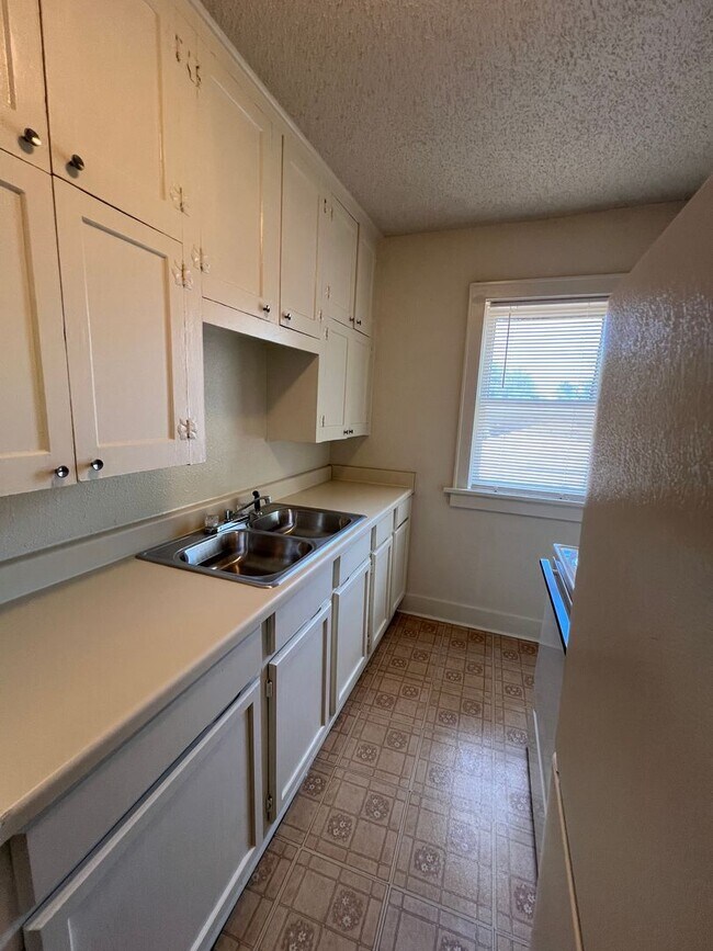 Building Photo - 1 Bed in the Paseo District