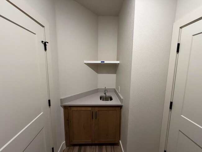 Building Photo - 1216 N 6th St