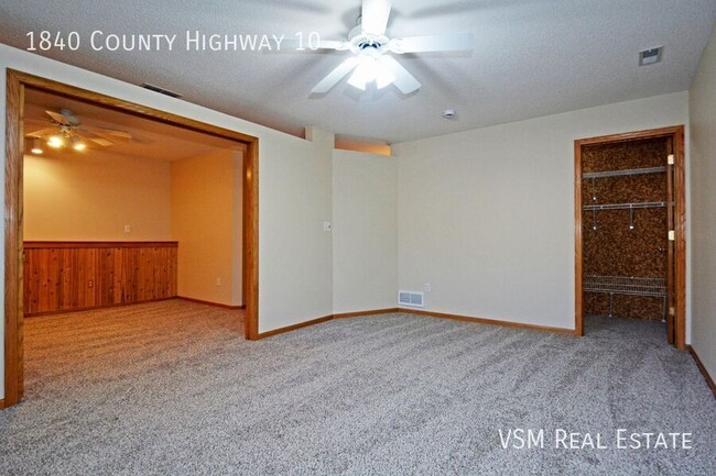 Building Photo - AVAILABLE NOW! Spacious 2 Bed, 2 Bath Town...