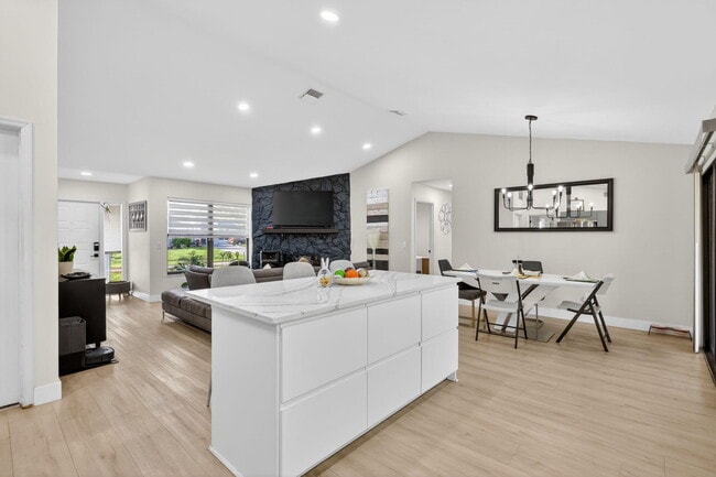 Building Photo - 481 SW Aster Rd