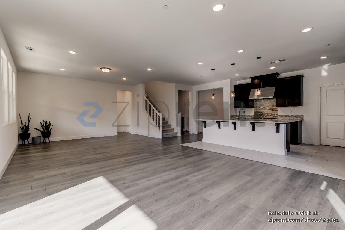 Building Photo - Unit