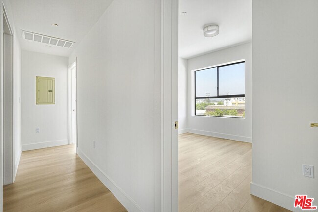 Building Photo - 1822 Overland Ave