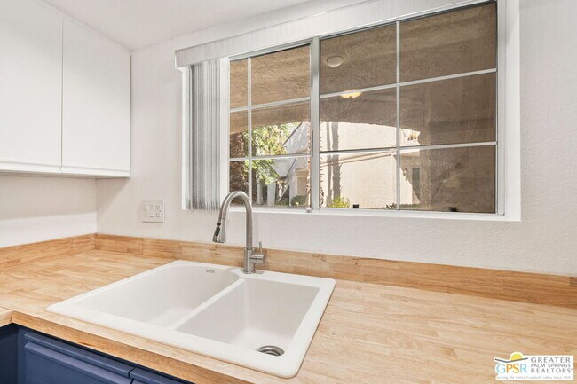 Building Photo - 505 S Farrell Dr