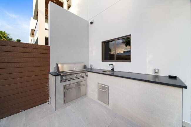 Building Photo - 547 NE 16th Ave