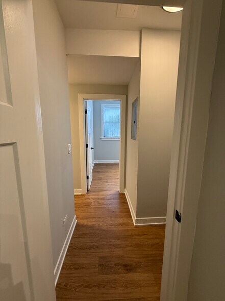 Building Photo - 2215 W Eastwood Ave