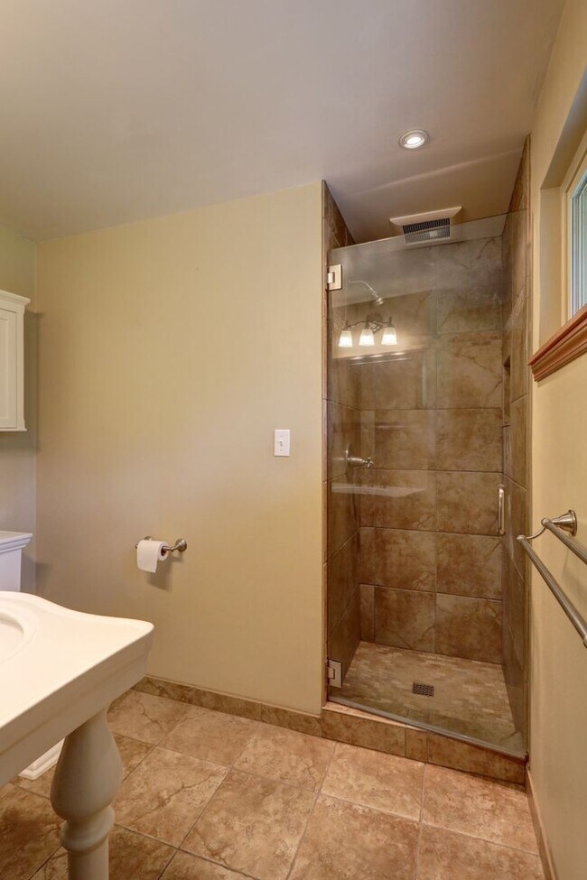 Building Photo - Welcome Home to Your Beautiful Oasis in En...
