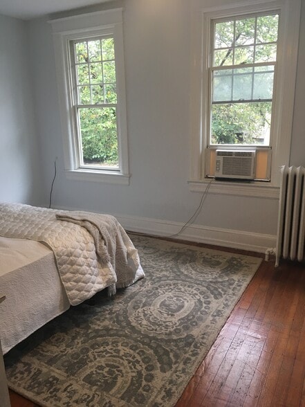 bedroom 1 - 825 Kentucky Ave SE