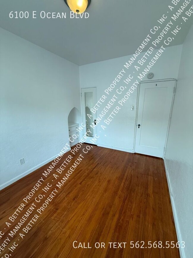 Building Photo - Lower Bright Corner Unit w/Hardwood Floors...