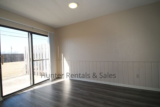 Building Photo - 2601 Bermuda Dr