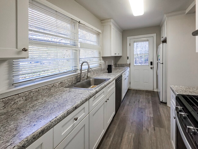 Building Photo - 2045 White Oak Cir