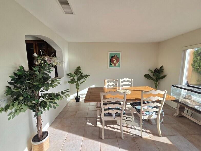 Building Photo - 740 Edgewater Dr