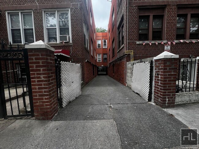 Building Photo - Spacious Fully Renovated 4-Bedroom in Sout...