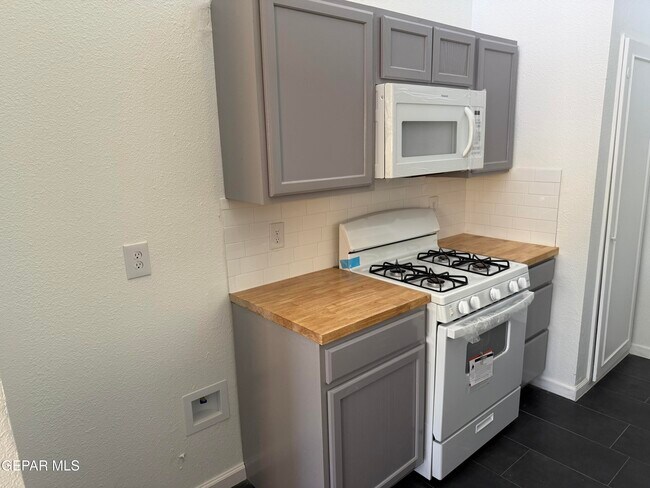 Building Photo - 1531 Common Dr