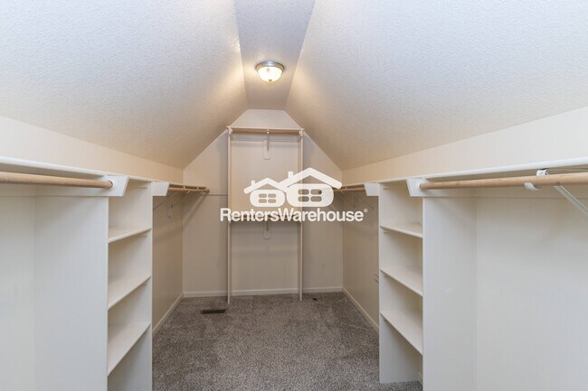 Building Photo - 5701 NE Hidden Meadow Dr